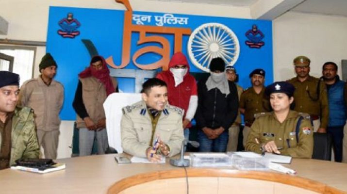 उत्तराखंड: कर्ज में डूबे दोस्तों ने पंडित से मिलाकर बनाई लूट की बड़ी योजना, लूट से पहले ही धरे गए 1 Hello Uttarakhand News »