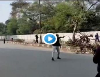 CAA के खिलाफ प्रदर्शन के दौरान जामिया इलाके में फायरिंग, बंदूक लहराते बोला युवक- वंंदे मातरम! 2 Hello Uttarakhand News »