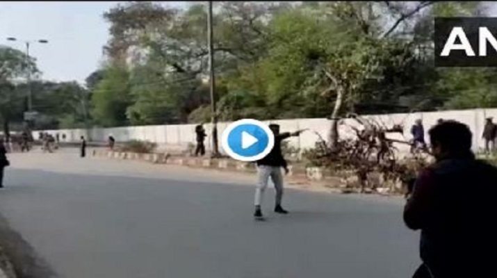 CAA के खिलाफ प्रदर्शन के दौरान जामिया इलाके में फायरिंग, बंदूक लहराते बोला युवक- वंंदे मातरम! 1 CAA के खिलाफ प्रदर्शन के दौरान जामिया इलाके में फायरिंग, बंदूक लहराते बोला युवक- वंंदे मातरम! 1 Hello Uttarakhand News »