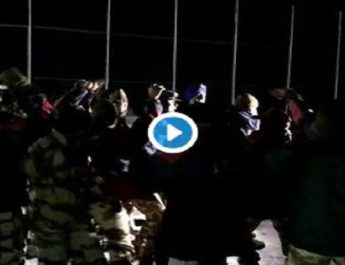 न्यू इयर जश्न में पहाड़ी गानों पर जमकर थिरके ITBP जवान, देखें वायरल वीडियो.. 2 Hello Uttarakhand News »