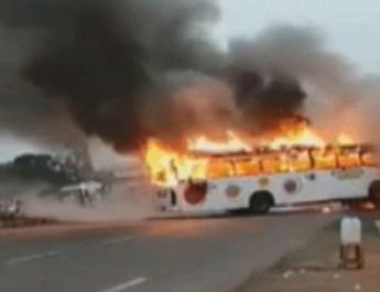उत्तराखंड के तीर्थ यात्रियों से भरी बस में लगी भीषण आग, 12 झुलसे; सामान जलकर खाक 3 Hello Uttarakhand News »