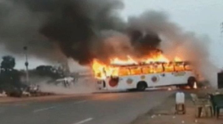 उत्तराखंड के तीर्थ यात्रियों से भरी बस में लगी भीषण आग, 12 झुलसे; सामान जलकर खाक 1 Hello Uttarakhand News »