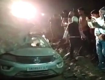 उत्तराखंड: पर्यटकों की कार पर गिरा बोल्डर, बुरी तरह क्षतिग्रस्त 3 Hello Uttarakhand News »