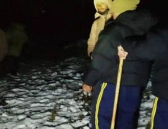 उत्तराखंड: बर्फ में रास्ता भटके 7 छात्र, देर रात एसडीआरएफ ने किया रेस्क्यू, एक की मौत 2 Hello Uttarakhand News »