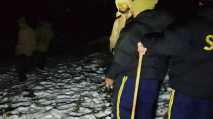 उत्तराखंड: बर्फ में रास्ता भटके 7 छात्र, देर रात एसडीआरएफ ने किया रेस्क्यू, एक की मौत 1 उत्तराखंड: बर्फ में रास्ता भटके 7 छात्र, देर रात एसडीआरएफ ने किया रेस्क्यू, एक की मौत 1 Hello Uttarakhand News »