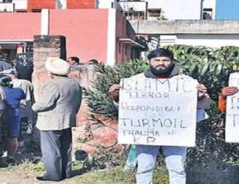 बदल रहा है कश्मीर, पहली बार दिखे “आतंकवाद से आजादी” के पोस्टर 2 Hello Uttarakhand News »