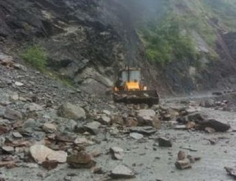 उत्तराखंड: लगातार बारिश से सड़कों पर भूस्खलन, चपेट में आने से एक की मौत, एक घायल 3 Hello Uttarakhand News &raquo;