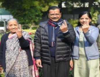 परिवार के साथ वोट देने पहुंचे केजरीवाल 3 Hello Uttarakhand News »