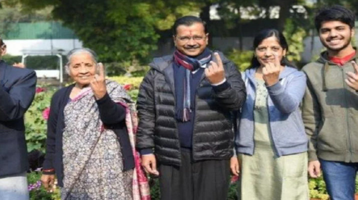 परिवार के साथ वोट देने पहुंचे केजरीवाल 1 Hello Uttarakhand News »