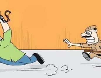 उत्तराखंड: पुलिस की गिरफ्त से हथकड़ी समेत फरार हुआ नाबालिग लड़की भगाने वाला आरोपी, पुलिस महकमे के उड़े होश   2 Hello Uttarakhand News »