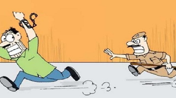 उत्तराखंड: पुलिस की गिरफ्त से हथकड़ी समेत फरार हुआ नाबालिग लड़की भगाने वाला आरोपी, पुलिस महकमे के उड़े होश   1 Hello Uttarakhand News »