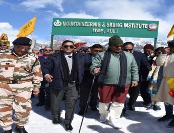 औली नेशनल स्कीइंग एंड स्नोबोर्ड का मुख्यमंत्री त्रिवेन्द्र सिंह रावत ने किया शुभारंभ,10 टीमों के 293 खिलाड़ी लेंगे भाग 3 Hello Uttarakhand News »