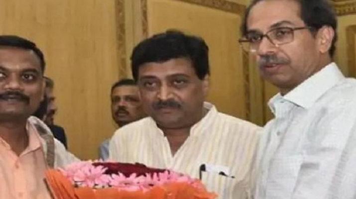 अपनी जान पर खेलकर तिरंगे को आग से बचाने वाले कर्मचारी को CM ठाकरे ने किया सम्मानित 10 Hello Uttarakhand News » Page 5 of 180