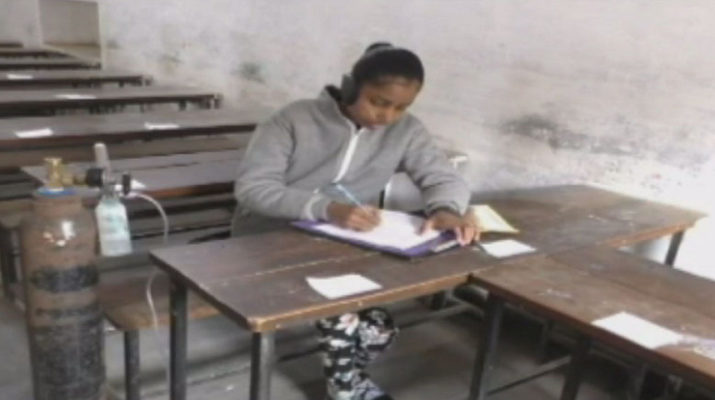 ऑक्सीजन सिलेंडर के सहारे ये छात्रा दे रही है परीक्षा 1 Hello Uttarakhand News »