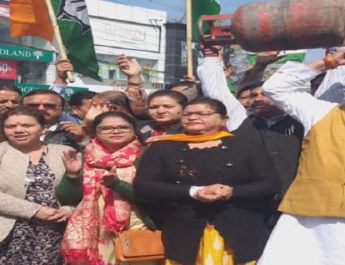 महंगाई और गैस सिलिंडर के दामों में हुई वृद्धि के विरोध में कांग्रेसियों ने बोला हल्ला 2 Hello Uttarakhand News »