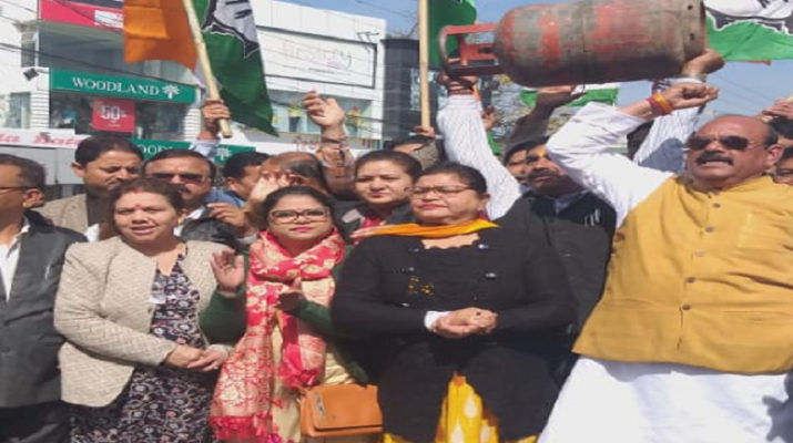 महंगाई और गैस सिलिंडर के दामों में हुई वृद्धि के विरोध में कांग्रेसियों ने बोला हल्ला 1 Hello Uttarakhand News »