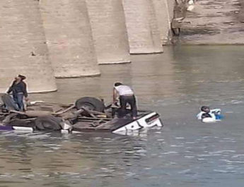 शादी समारोह में शामिल होने जा रही बस नदी में गिरी, 24 बारातियों की दर्दनाक मौत 3 Hello Uttarakhand News »