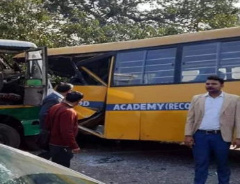 स्कूल बस और यात्री बस की आपस में हुई जबरदस्त भिड़ंत, कई लोग घायल 3 Hello Uttarakhand News »