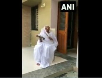 देखें: प्रधानमंत्री नरेंद्र मोदी की मां आवश्यक सेवाएं प्रदान करने वालों के लिए बर्तन बजाते हुए 2 Hello Uttarakhand News »