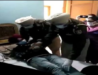 Viral Video; छुपे हुए संदिग्ध कोरोना रोगी को एनफोर्समेंट अधिकारी जाँच के लिए ले जाते हुए! 4 Hello Uttarakhand News »