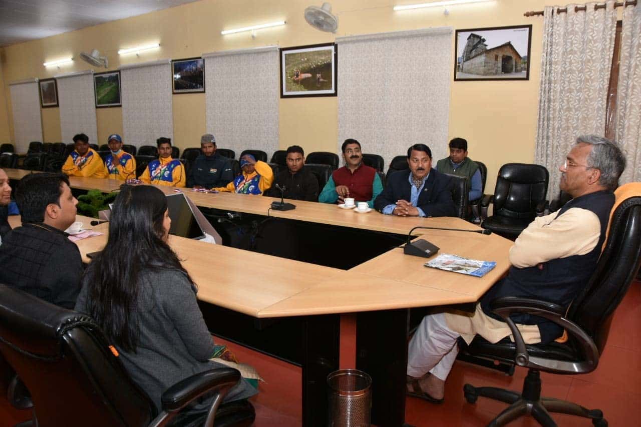 मुख्यमंत्री त्रिवेंद्र सिंह रावत ने मिलके दी ‘खेलो इंडिया खेलो‘ के विजेता खिलाड़ियों को बधाई 2 मुख्यमंत्री त्रिवेंद्र सिंह रावत ने मिलके दी ‘खेलो इंडिया खेलो‘ के विजेता खिलाड़ियों को बधाई 2 Hello Uttarakhand News »