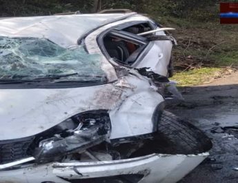 अनियंत्रित होकर सड़क पर पलटी कार, कार सवार सभी लोग सुरक्षित 3 Hello Uttarakhand News »