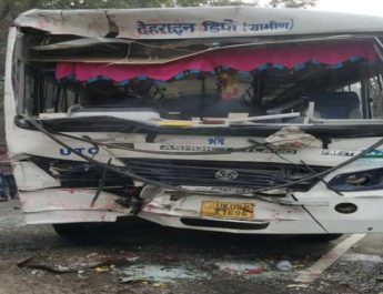 आशारोड़ी के पास दो बसों में जबरदस्त भिड़ंत, 12 घायल 4 Hello Uttarakhand News »