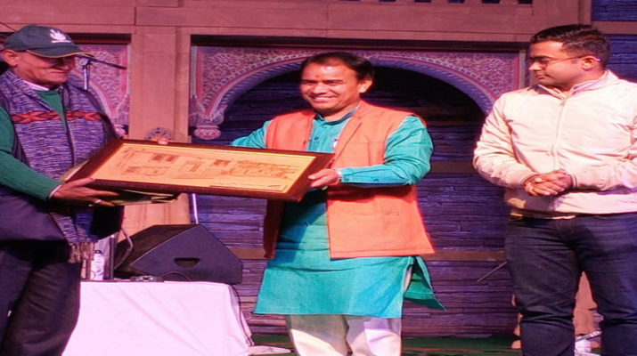 धन सिंह रावत बोले सरस मेले में 40 लाख से अधिक की बिक्री... 1 धन सिंह रावत बोले सरस मेले में 40 लाख से अधिक की बिक्री... 1 Hello Uttarakhand News »