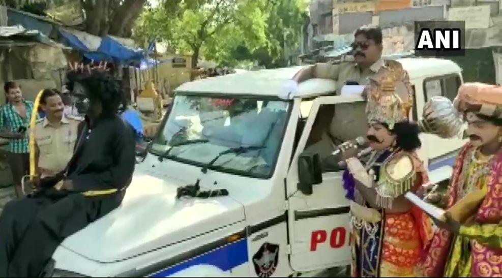 पुलिस की जागरूकता के प्रति अनोखी पहल, कलाकारों को बनाया यमराज, चित्रगुप्त और कोरोनावायरस 3 Hello Uttarakhand News »