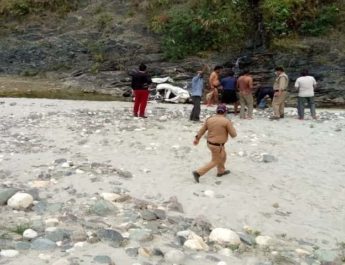 ऑल्टो कार अनियंत्रित होकर 200 मीटर गहरी खाई में जा गिरी, 1 की मोत, 4 घायल 2 Hello Uttarakhand News »
