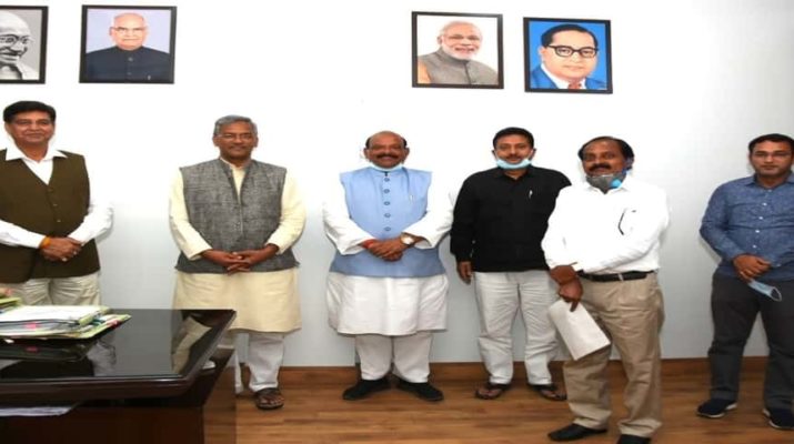 कांग्रेस अध्यक्ष प्रीतम सिंह ने मुख्यमंत्री से मुलाकात कर इन विभिन्न मामलो पर सौंपा ज्ञपान 1 Hello Uttarakhand News »