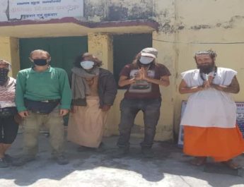 गरुड चट्टी, लक्ष्मण जुला में 06 मिले विदेशी नागरिक, छुपे थे पत्थरों की गुफा में, भेजा गया संगरोध केंद्र 3 Hello Uttarakhand News »