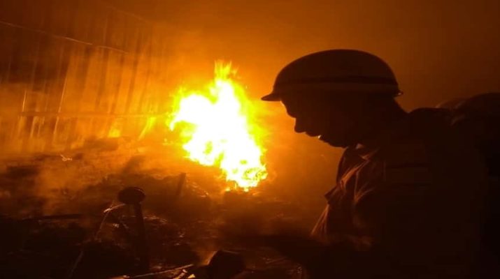 नील इंटरप्राइज़िज़ में भीषण आग, आग पर पाया गया क़ाबू, नहीं हुई कोई जनहानि 1 Hello Uttarakhand News »