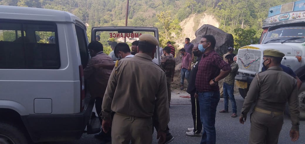 चम्पावत के सूखीढांग में हुआ बडा सड़क हादसा, तीन लोगों की मौके पर ही मौत, दो गंभीर रूप से धायल 2 Hello Uttarakhand News »