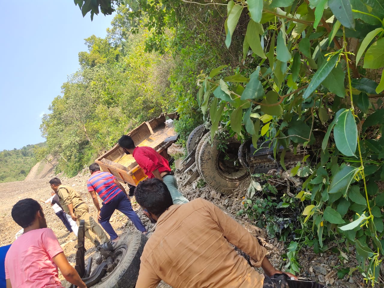 टिप्पर अनियंत्रित होकर खाई में जा गिरा, चालक की मौत 2 Hello Uttarakhand News »