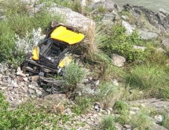 यमुनोत्री मार्ग पर 300 मीटर नीचे गहरी खाई में गिरी जेसीबी, चालक की बाल बाल बची जान 6 Hello Uttarakhand News »