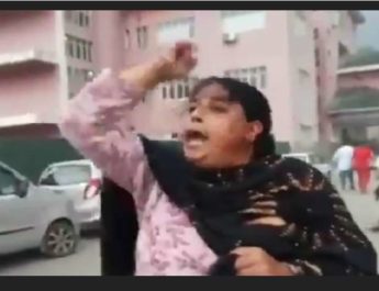 Video: कश्मीर के अनंतनाग में एक और कश्मीरी पंडित की हुई हत्या, 17 वर्षों में किसी कश्मीरी पंडित की आतंकियों द्वारा की गई हत्या की यह पहली वारदात 3 Hello Uttarakhand News »