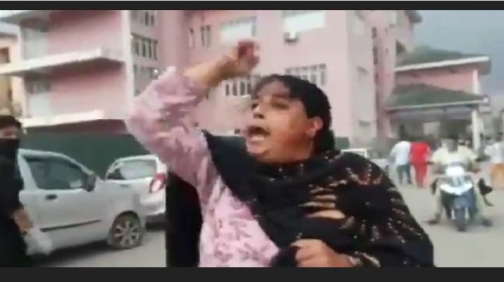 Video: कश्मीर के अनंतनाग में एक और कश्मीरी पंडित की हुई हत्या, 17 वर्षों में किसी कश्मीरी पंडित की आतंकियों द्वारा की गई हत्या की यह पहली वारदात 7 Hello Uttarakhand News »