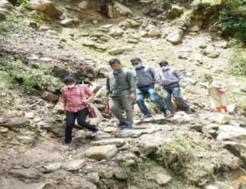 जिलाधिकारी रंजना राजगुुरू ने 12 किमी पैदल चलकर आपदा के दृष्टि से संवेदनशील व दुर्गम गॉव में जाकर विभिन्न कार्यों का किया निरीक्षण 4 Hello Uttarakhand News »