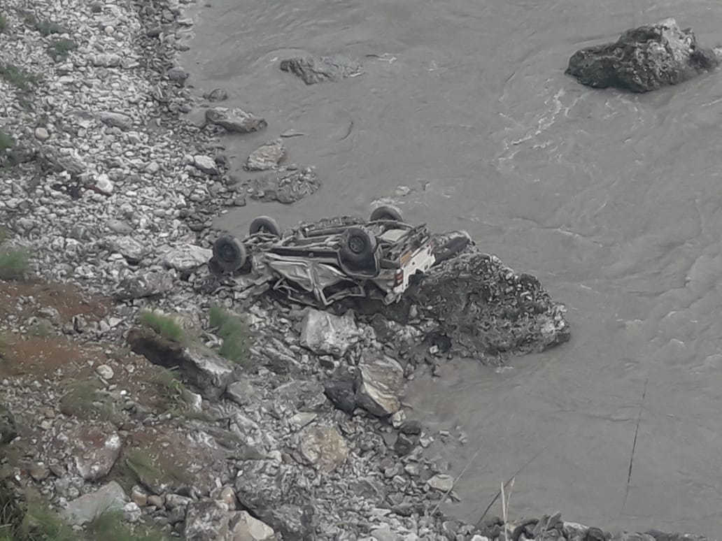 राष्ट्रीय राजमार्ग बलुवाकोट के पास चट्टान खिसकने से चपेट में आया एक वाहन नदी में समाया 2 Hello Uttarakhand News »