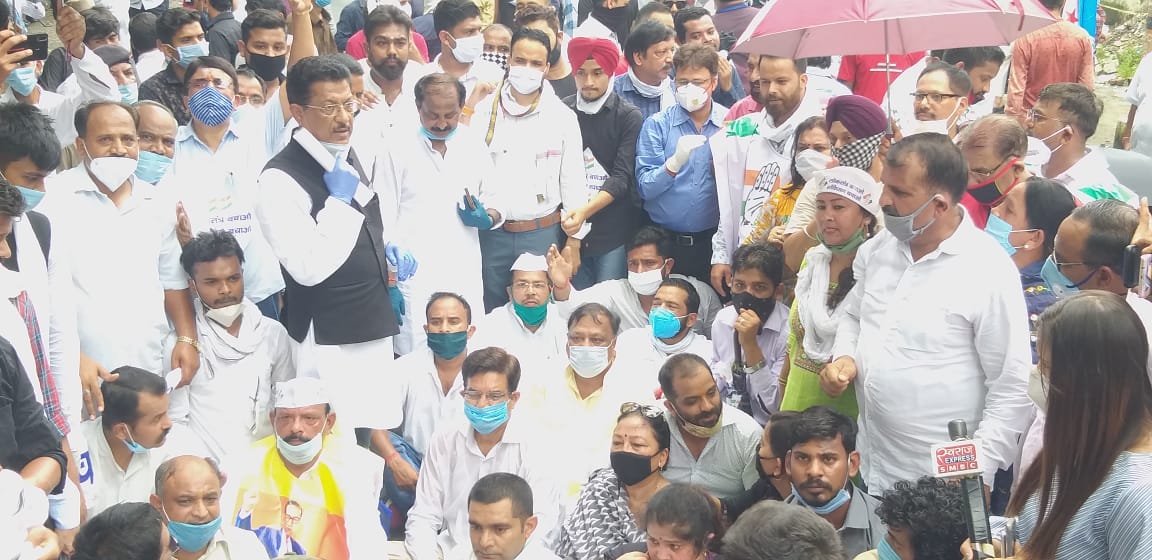 राजभवन कूच में उमड़ा कांग्रेसियों का जन सैलाब, पुलिस व कांग्रेसी कार्यकर्ताओं में धक्का मुक्की 3 Hello Uttarakhand News »