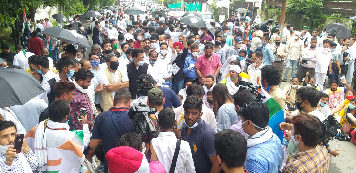 राजभवन कूच में उमड़ा कांग्रेसियों का जन सैलाब, पुलिस व कांग्रेसी कार्यकर्ताओं में धक्का मुक्की 2 Hello Uttarakhand News »