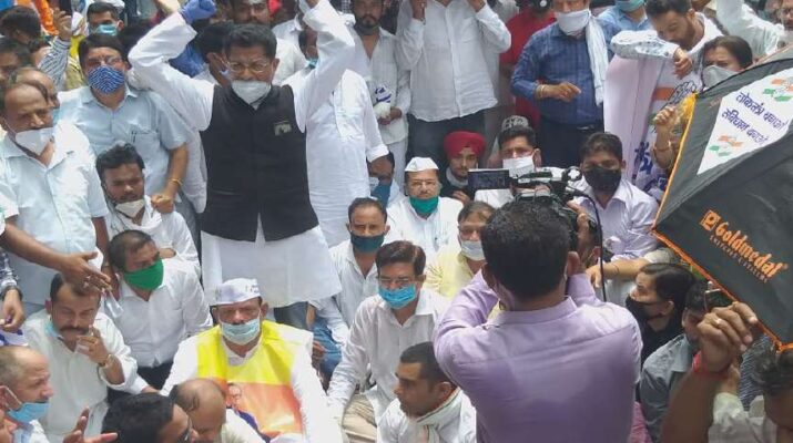 राजभवन कूच में उमड़ा कांग्रेसियों का जन सैलाब, पुलिस व कांग्रेसी कार्यकर्ताओं में धक्का मुक्की 1 Hello Uttarakhand News »
