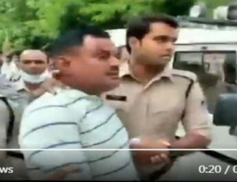 Video: आठ पुलिसकर्मियों की हत्या करने वाला कुख्यात गैंगस्टर विकास दुबे पकड़ा गया, उज्जैन के महाकाल मंदिर में दर्शन के दौरान पुलिस ने धरा 2 Hello Uttarakhand News »