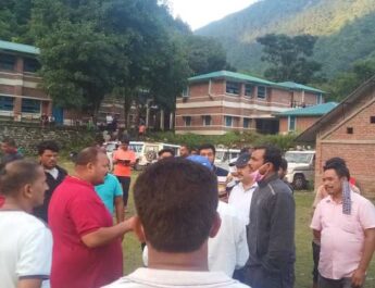 पिथौरागढ़ प्रसासन द्वारा आपदाग्रस्त क्षेत्र में हैलीकॉप्टर की मदत से विभिन्न क्षेत्रों में फंसे व्यक्तियों को किया गया रेस्क्यू ,पंहुचाई खाद्य सामग्री 2 Hello Uttarakhand News »