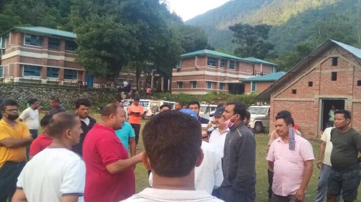 पिथौरागढ़ प्रसासन द्वारा आपदाग्रस्त क्षेत्र में हैलीकॉप्टर की मदत से विभिन्न क्षेत्रों में फंसे व्यक्तियों को किया गया रेस्क्यू ,पंहुचाई खाद्य सामग्री 1 Hello Uttarakhand News »