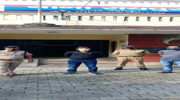 फर्जी मृत्यु प्रमाण, आधार व पैन कार्ड बनाकर जमीन मालिक का फर्जी लड़का बनकर जमीन अपने नाम करवाकर लाखों रुपए की ठगी करने वाला शातिर अभियुक्त गिरफ्तार 1 Hello Uttarakhand News »