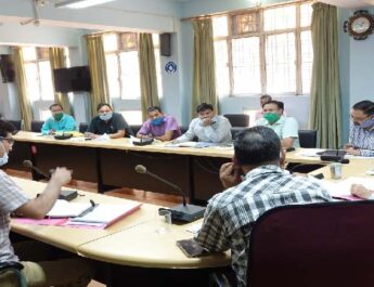 बागेश्वर: जनपद में कोरोना संक्रमण के बढ़ते मामलों के मध्यनजर जिलाधिकारी विनीत कुमार ने की आवश्यक बैठक आयोजित 4 Hello Uttarakhand News »