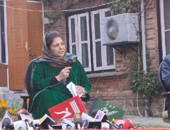 Jammu & Kashmir: Mehbooba Displays Flag Of Erstwhile J&K State In Her Presser 4 Hello Uttarakhand News »