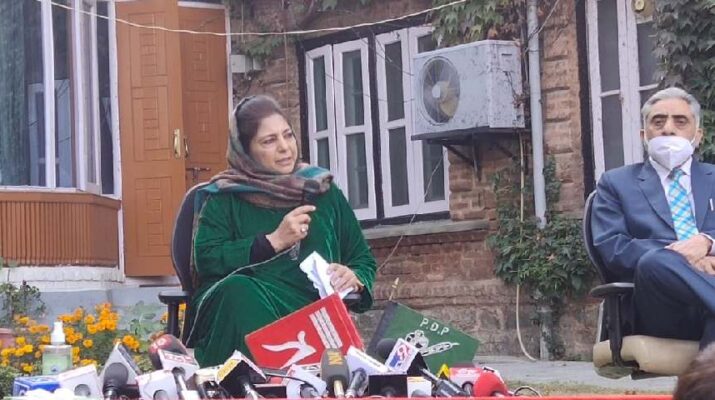 Jammu & Kashmir: Mehbooba Displays Flag Of Erstwhile J&K State In Her Presser 1 Hello Uttarakhand News »